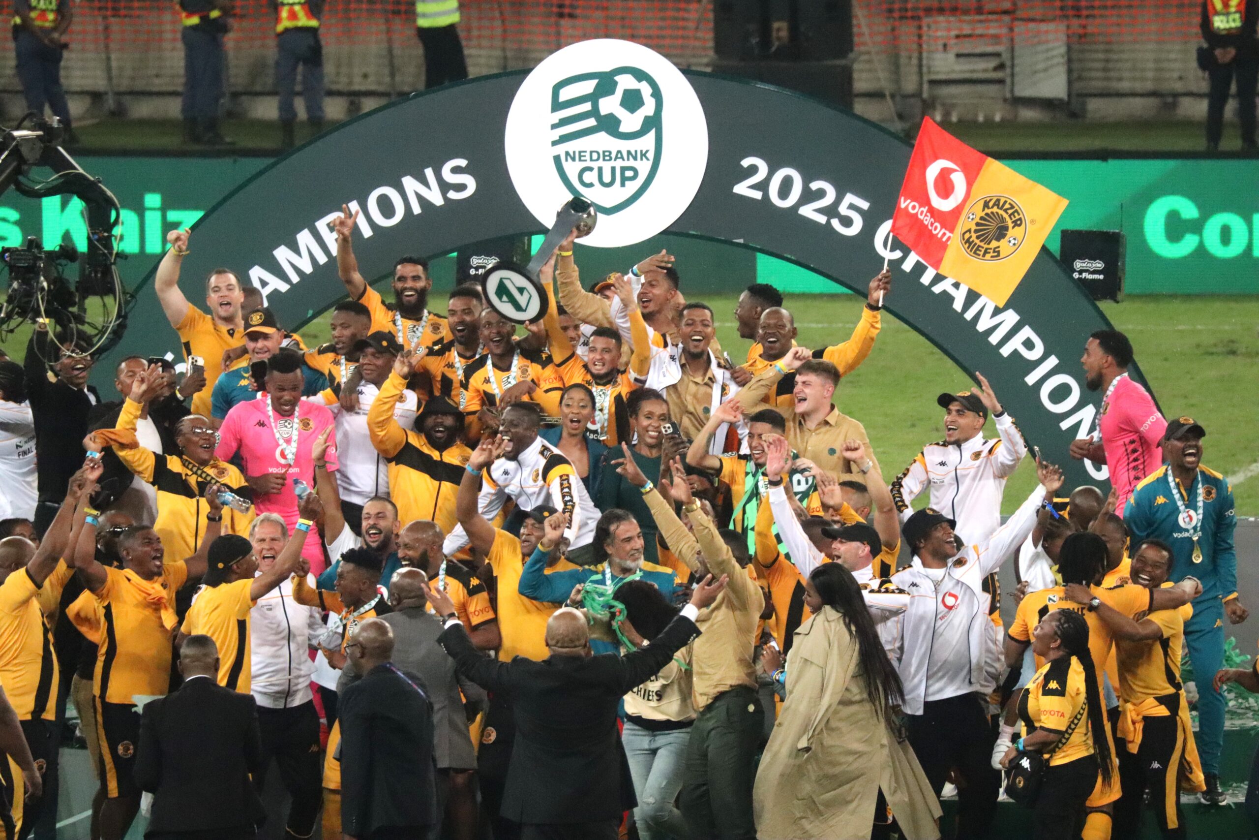 Chiefs End 10-Year Trophy Drought with Thrilling 2-1 Victory Over Pirates at a Packed Moses Mabhida Chiefs End 10-Year Trophy Drought with Thrilling 2-1 Victory Over Pirates at a Packed Moses Mabhida